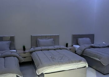شقة بصالة وثلاث غرف نوم 