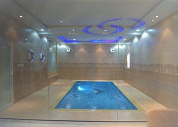 شاليه بجلسه خارجيه ومسطح اخضر