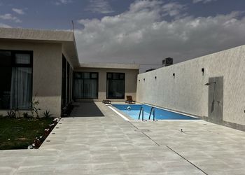 شاليه بمجلس وفناء خارجي 