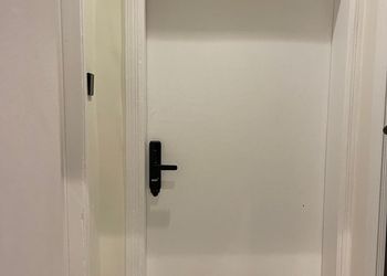 استديو بأثاث مريح وبسيط 