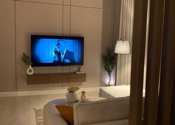 استديو بأثاث مريح وبسيط 