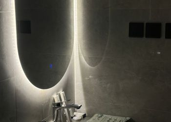 استديو بأثاث مريح وبسيط 