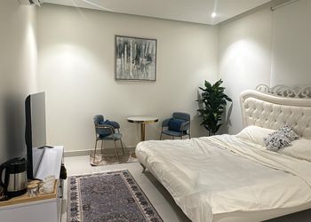 استديو بأثاث مريح وبسيط 