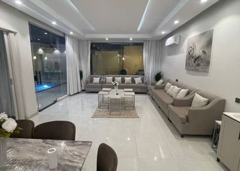 شاليه بجلسة تطل على مسبح خارجي 