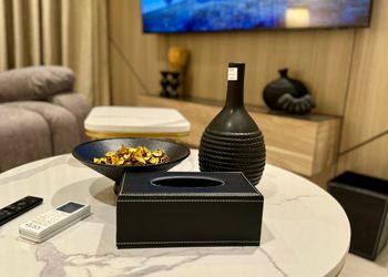 شقة بصالة وغرفة نوم وبأثاث مريح