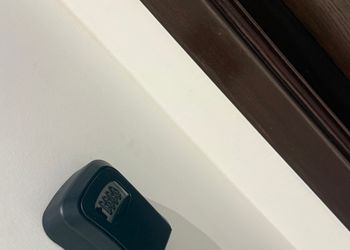 استديو بأثاث مريح وبسيط 