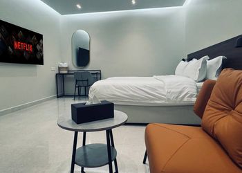 استديو بأثاث مريح وبسيط 