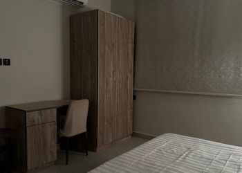 شقة بتصميم هادئ وصالة مريحة 
