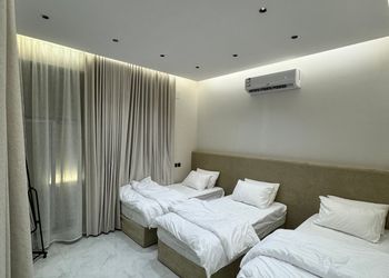 شاليه بمسطح اخضر ومسبح 