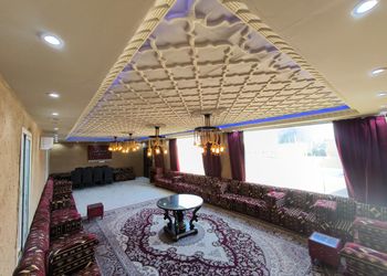 مزرعة بمسطح اخضر وبيت شعر
