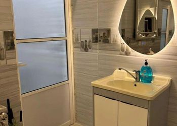 شاليه بجلسة خارجية و مسطح اخضر