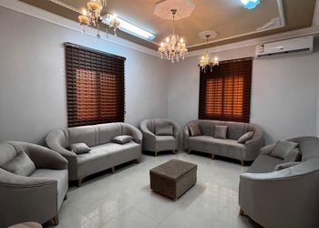 شقة بصالة وثلاث غرف نوم 