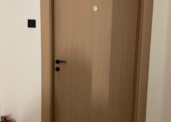 استديو بسرير ماستر وأثاث مريح 