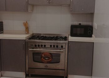 شقة بصالة جلوس وغرفة نوم 