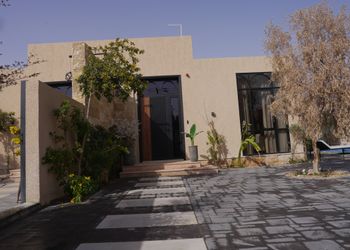 منتجع فندقي بمسبح وتصميم مميز 