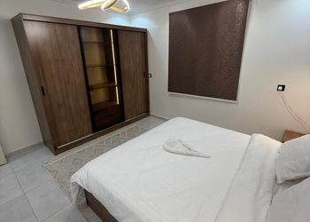 استديو بأثاث مريح وبسيط 