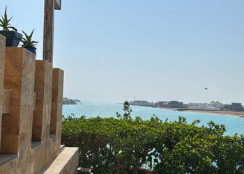 شاليه بمسبح مطل على البحر 