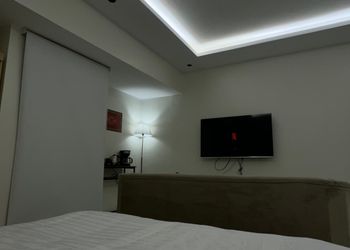 استديو بأثاث مريح وبسيط 