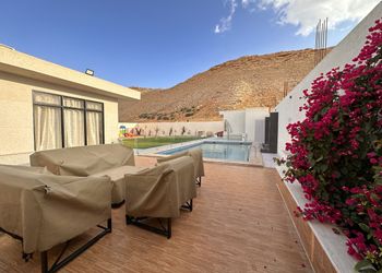 شاليه بمجلس مطل على المسبح 