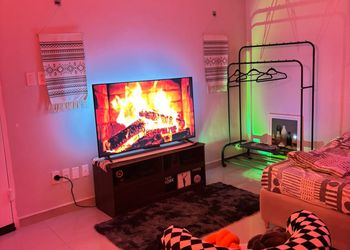 استديو بأثاث مريح وبسيط 