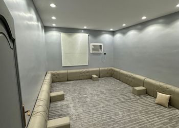 شاليه بجلسة خارجية ومسطح اخضر