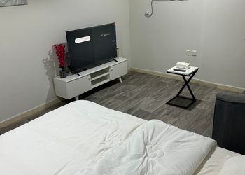 استديو بسرير ماستر وأثاث مريح 