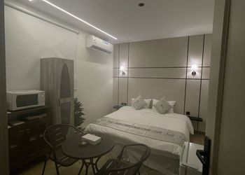 استديو بسرير ماستر وأثاث مريح 