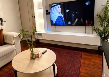 شقة بغرفة معيشة وغرفة نوم 