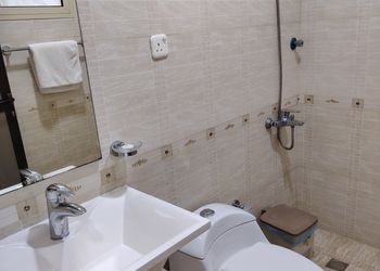 استديو بأثاث مريح وبسيط 