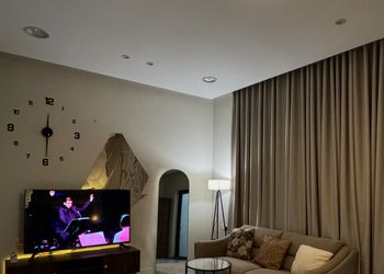 استديو بأثاث مريح وبسيط 