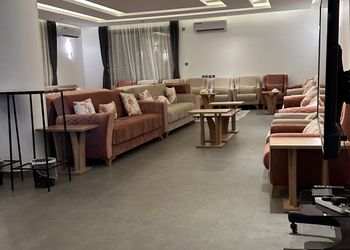 شاليه بمسطح اخضر وجلسة خارجية 