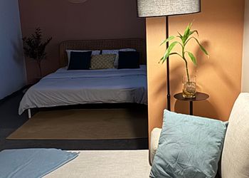 استديو بدخول ذاتي وتصميم هادئ 