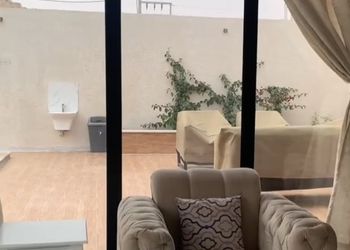 شاليه بمجلس مطل على المسبح 