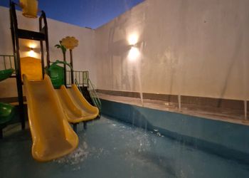 شاليه بجلسه خارجيه ومسبح والعاب مائية