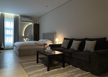 استديو بأثاث مريح وبسيط 
