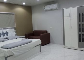 شاليه بمسبح داخلي وجلسة خارجية