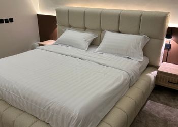 شقة بغرفة معيشة وغرفة نوم 