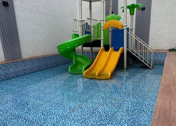 شاليه بجلسة خارجية ومسبح 