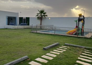 شاليه بألعاب مائية ومسطح اخضر