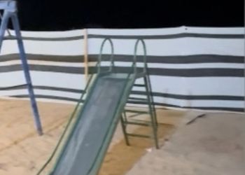 مخيم بجلسة خارجية وألعاب أطفال 