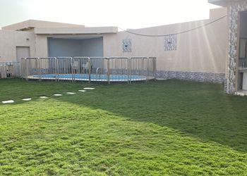 شاليه بجلسة تطل على مسبح خارجي 
