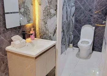 شاليه بمسطح اخضر ومسبح 