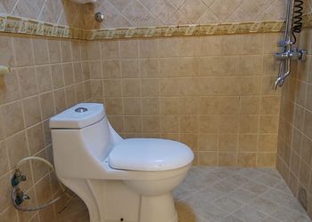 شقة بصالة وغرف نوم ومجلس