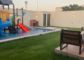شاليه بركن شواء ومسطح اخضر 
