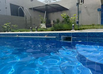 شاليه بمسطح اخضر وجلسة خارجية 