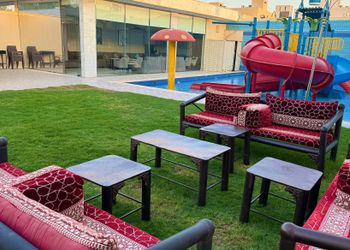 شاليه بجلسة خارجية وألعاب مائية 