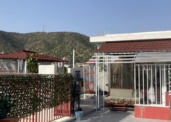 شقة بجلسة خارجية وصالة جلوس