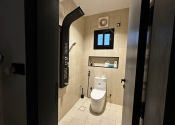 شقة بصالة أنيقة ودخول ذاتي
