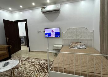 استديو بأثاث مريح وبسيط 