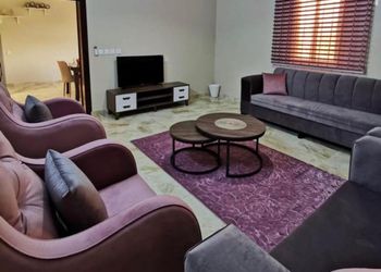 فيلا بمسطح اخضر وألعاب اطفال 